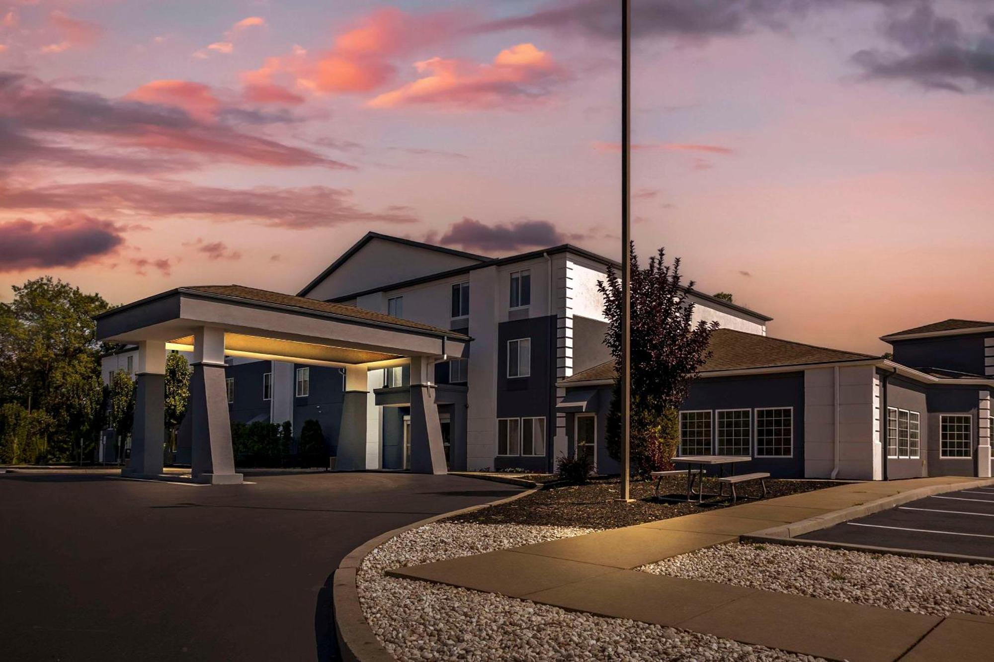 Comfort Inn & Suites Harrisburg-Hershey North Exterior photo